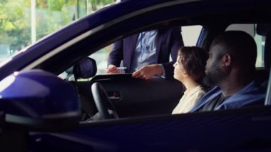 Müşteriler test sürüşünü bitirdikten ve yatırımdan memnun kaldıktan sonra gerekli araba satış belgelerini tamamlarlar, araç kayıt sözleşmesi imzalayan müşteriler başarılı bir şekilde denemeden sonra, kamera B