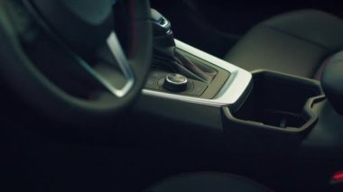 Arabanın iç şanzıman vites kayışını, iletim kontrol panelini ve farklı araç fonksiyonlarını etkinleştiren düğmeleri kapatın. Araç otomatik vites kutusu kontrol düğmelerinin dönüm noktası