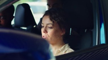 Kadın araba alıyor, test sürüşü yapıyor, direksiyonun rahat olup olmadığını değerlendiriyor, olası bir gecikmeye dikkat ediyor. Arabadaki müşteriler otomobillerin tepkisini görmek için araba kullanıyor. Kamera A: