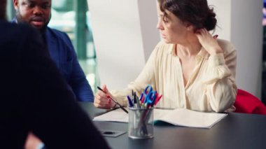 Araba galerisi satıcısı müşterileri satın almaya ikna etmek için rekabetçi kiralama gibi esnek finansal seçenekler sunuyor. Araç galerisi temsilcisi müşterileri sunar anlaşmaları finanse eder, kamera A