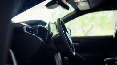 Arabanın iç şanzıman vites kayışını, iletim kontrol panelini ve farklı araç fonksiyonlarını etkinleştiren düğmeleri kapatın. Araç otomatik vites kutusu kontrol düğmelerinin dönüm noktası