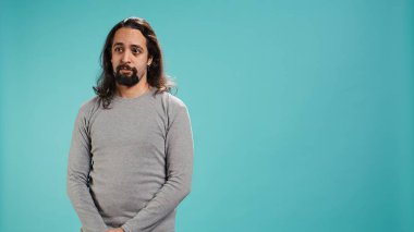 Kinci adamın portresi abartılı aptal suratlar yapıyor, birini taklit ediyor, el kol hareketi yapıyor. Aptal yüz ifadeleri yapan, şakacı olan, dalga geçen, stüdyo geçmişi olan, kamera B