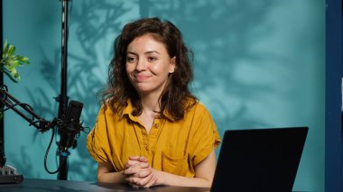 İçerik yapımcısı vlog kanalı için giriş bölümünü çekmek için yüksek kaliteli kayıt ekipmanları kullanır. Medya yıldızı özverili hayran topluluğunu karşılıyor.