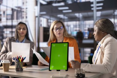 Hedef odaklı genel müdürler, analitik ve küresel bilgilerini genişleme üzerinde çalışmak için kullanarak kopyalama alanının yanındaki hedefleri tartışıyor. Hedefler için daha fazla fon elde etmek için çok çalışmak.