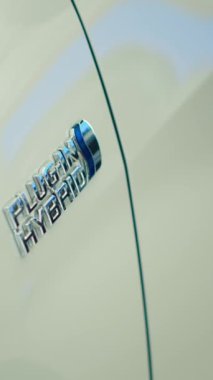Yenilenebilir enerji kullanarak yenilenebilir şarj edilebilir pille donatılmış hibrit elektrikli araçtaki dikey video prizi emisyonsuz. Çevre dostu aracın EV hibrit araba logosunu kapat