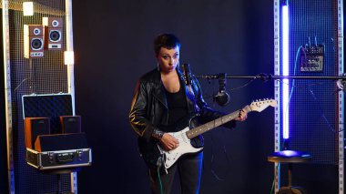 Dişi müzisyen elektro gitar çalıyor ve mikrofonda şarkı söylüyor, melodik ve cesur bir canlı performans sergiliyor. Sinirli ve enerjik bir vokalist. Kamera B.