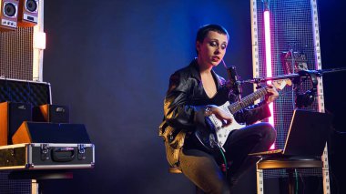 Rock yıldızı müzisyen canlı yayından önce performans değerlendirmesi ve izlenim almak için vokal eleştirisiyle video başında şarkı söylüyor. Thrash Metal işbirliği. Kamera A.