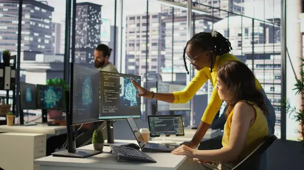 Yapay Zeka öğrenme modellerini performans ve doğruluk için optimize etmek için deneyler ve testler yapan yönetici ve iş arkadaşı. BT uzmanlarından oluşan bir ekip yapay zeka verilerini analiz ediyor. Kamera B