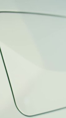 Dikey video, dışarıdan çekilen elektrikli arabanın şarj kapağının insan tarafından şarj edilerek tekrar şarj edilmesi. İskele kapağının kilidini açmaya odaklan, araç ikmali için hazırlanıyor.