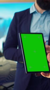 Dikey video satış elemanı müşterilerine yeşil ekran tabletinde araba modelleri gösteriyor, tavsiyelerde bulunuyor. Showroom temsilcisi Chroma Key cihazındaki müşterilere finansman seçenekleri sunar, Kamera A