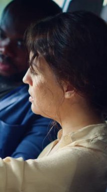 Dikey Videocu, test sürüşü sırasında araçtaki sorunları gözlemledikten sonra galeri satıcısıyla tartışıyor. Kocasının yanındaki direksiyonda oturan üzgün kadın, araba kullandıktan sonra fark edilen endişeleri anlatıyor.
