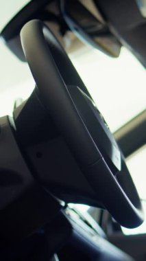 Dikey video, arabanın iç konsol dişli kolu, tekerlek, içecek tutacağı ve vites kontrol panelini kapat. Araç vites değiştirme elektronik panel kontrol düğmelerinin görüntüsü