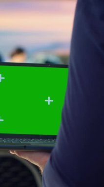 Dikey video satış elemanı müşterilerine araba kabul seçenekleri sunmak için izole ekran bilgisayarı kullanıyor ve onları satın almaya ikna ediyor. Showroom acentesi müşterilere uzatılmış garanti veriyor, elinde kroma anahtarı var