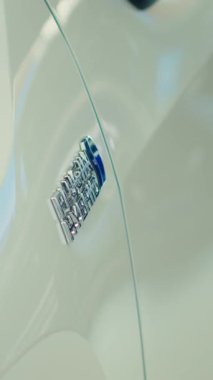 Elektrikli motorun pillerini ve yakıtını kullanarak hibrit elektrikli araçtaki dikey video prizi daha düşük seviyede emisyon üretiyor. EV otomobili dış güce bağlanarak pili şarj edebiliyor