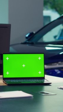 Dikey video satış elemanı müşterilerine araba modellerini izole ekran laptopunda gösterip tavsiyelerde bulunuyor. Showroom temsilcisi, A kamerasındaki müşterilere finansman seçenekleri sunar.