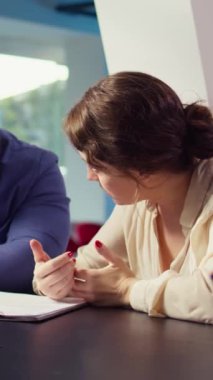 Araba galerisinde tartışan karı-koca, sözleşmeyi imzalamadan önce ödemeye razı olacaklarına karar veriyorlar. Galerideki kadın ve erkek araç satışından önce tartışıyor, kamera B