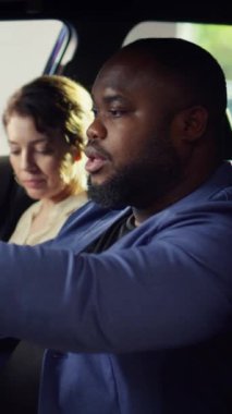 Dikey video müşterileri araba almadan önce test sürüşüne çıkıyorlar, pedallar ve koltuk ayarlarıyla mutlu olduktan sonra satıcıdan anahtarlar alıyorlar. Müşteriler satın almadan önce aracın hislerini değerlendirir.