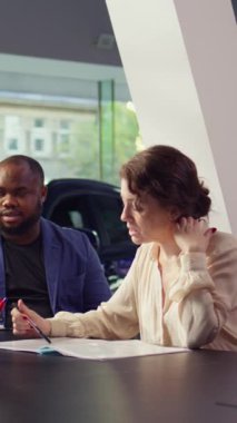 Dikey video araba galerisi satıcısı müşterileri satın almaya ikna etmek için rekabetçi kiralama gibi esnek finansal seçenekler sunuyor. Araç galerisi temsilcisi müşteri finansmanı sunar.