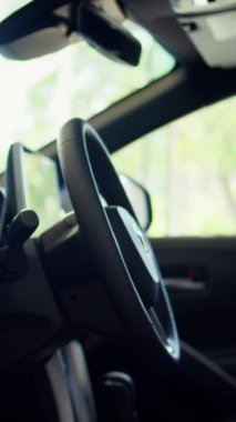 Dikey video. Arabanın iç şanzıman vites değişimini, iletim kontrol panelini ve farklı araç fonksiyonlarını etkinleştiren düğmeleri kapat. Araç otomatik vites kutusu kontrol düğmelerinin dönüm noktası