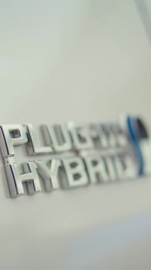 Elektrikli motorun pillerini ve yakıtını kullanarak hibrit elektrikli araçtaki dikey video prizi daha düşük seviyede emisyon üretiyor. EV otomobili dış güce bağlanarak pili şarj edebiliyor
