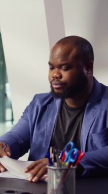 Sergi salonundaki dikey video müşterileri yeni araba almaya karar verdikten sonra kredi başvurusu ve evrak işlerini tamamlıyorlar. Satış elemanı müşteriler ve kameralarla finansman seçeneklerini tartışıyor.