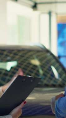 Dikey video satış elemanı müşteriyle konuşuyor, tercihlerini, ilgi alanlarını ve vücut dillerini gözlemliyor, satın alma kararlarını neyin etkileyebileceğini kavrıyor, kamera