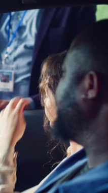 Dikey video istemcileri test sürüşünü bitirdikten ve yatırımlardan memnun kaldıktan sonra gerekli araba satış belgelerini tamamladı, müşteriler denemeden sonra araç ruhsat sözleşmesi imzaladı