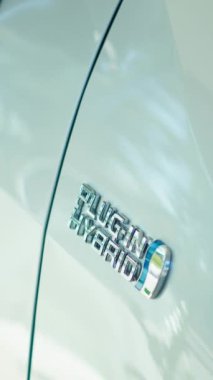 Hibrit elektrikli araçtaki dikey video prizi, yanmalı motorla elektrikli motoru birleştirerek PHEV 'in sadece belli bir mesafede elektrik modunda çalışmasını sağlıyor. EV araba performansı önceliklendiriyor ve
