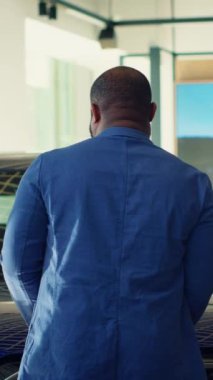 Araba galerisindeki dikey video müşterileri araç kaputu altındaki bileşenlere bakıyor, test sürüşüne çıkmadan önce özelliklerini ve özelliklerini kontrol ediyorlar. Araç modellerini karşılaştıran, kullanılan parçaları gören istemciler