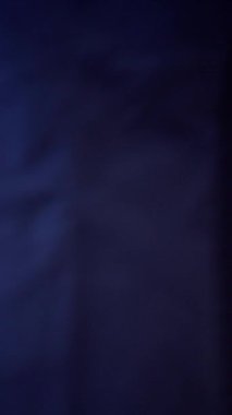 Dikey video satış elemanı, bir adama araba seçimini göstermek için tablet kullanıyor, onu bir tane almaya ikna etmeye çalışıyor. Showroom temsilcisi müşteriye anlaşma öneriyor, aygıtta ayrıntıları gösteriyor, satış taktikleri ve kamera kullanıyor.