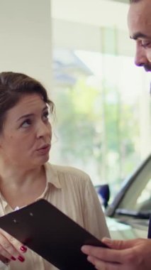Dikey video araba galerisi satıcısı müşterilerine arzu edilen aracın markasını, tipini ve kalitesini belirlemek için sorular soruyor. Müşteri memnuniyeti, sorulara cevap, kamera B