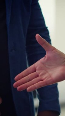 Dikey video Showroom satıcısı araba sattıktan sonra evrak işlerini tamamlıyor, alıcıyla el sıkışıyor ve araba anahtarı teklif ediyor. Satış elemanı adamla sözleşme imzaladı, anlaşmaya vardı, kamera A