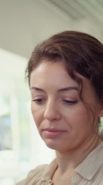 Galeride araba almak isteyen dikey videolu kadın arabaların durumunu değerlendiriyor. Otomobili analiz eden bir müşteri, satın almak için geçerli nedenler arıyor, kamera B