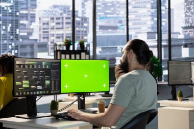 Veri bilimci, verileri otomatik karar verme süreçlerini işleyebilecek makine öğrenme modelleri yaratmak için yeşil ekran PC kullanıyor. Krom anahtar bilgisayarı kullanarak ofiste bilişim uzmanı programlama