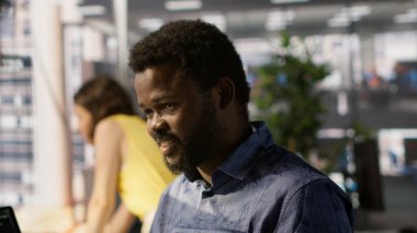 Veri girişi yapan, klavyede yazan, görevleri çözen bir adam. Çalışma alanındaki ofis görevlisinin kapanışı. Belgelerin kalite güvencesi beklentilerine ve standartlarına uygun olduğundan emin olun. Kamera A: