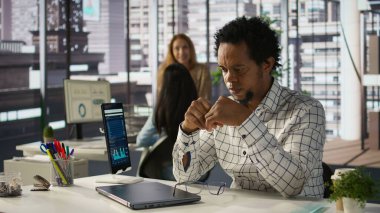 Genel müdür, aşırı iş yükü yüzünden hayal kırıklığına uğramış bir şekilde dizüstü bilgisayarının başında oturuyor. CEO ofis ortamında baskı gördükten sonra yorgunluk ve zihinsel yorgunlukla başa çıkıyor. Kamera B.