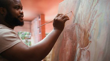 Ressam, sanat galerisi sergisi ve yaratıcı atölyesi için çeşitli fırça ve boya tüpleri kullanır. Yaratıcılık ve adanmışlıkla renkli sanat eserleri üzerinde çalışıyorum. Kamera B.