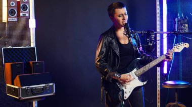 Dişi rock yıldızı sahnede bir müzik performansı için gitarını çalarken bir heavy metal şarkısı söylüyor. Gürültülü sinirli sanatçı, sembolik asi tarzıyla kalabalığı cezbediyor. Kamera A.