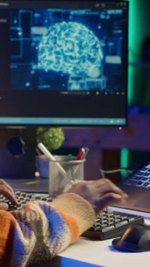 Dikey Video Siyah Adam programcısı ikili monitörlerde yapay zeka ve makine öğrenme kodlarını ve senaryolarını yönetir. Erkek serbest çalışan siber güvenliği sağlamak için kişisel bilgisayar kullanır