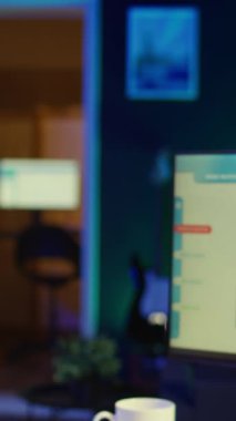 Dikey Video Afrikalı Amerikalı bir adam online toplantı sırasında internet istatistikleri ya da verileri hakkında konuşuyor. Serbest Çalışan Sanal iletişim için teknolojiyi kullanıyor, uzaktan çalışıyor