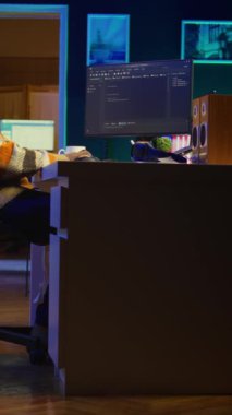 Merkez ofisteki Dikey Video Programcısı o bilgisayarında kod yazarken hataları bulmaya odaklanıyor. Ekrana bakarken kaşlarını çatan Afrikalı Amerikan Bilişim Yöneticisi, kod satırlarındaki hatalardan dolayı kafası karışmış