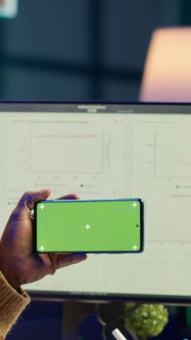Vertical Video Expert analisti kroma anahtarının yanında finans değerlendirmeleri sunuyor, yetkili denge analizleri için muhasebe görevlerini çözüyor. Ekonomist danışman küresel kazançları tahmin ediyor