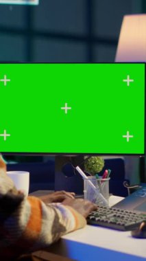 İkili monitörlerdeki beceri ve yazılım araçlarını kullanarak, yaratıcı bir sektörde uzaktan çalışan dikey video uzmanı fotoğraf editörü. Serbest rötuş üzerinde çalışıyorum.