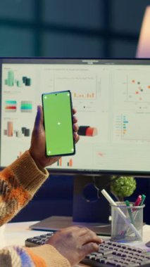 Yasal ticaret analizi ve yeşil ekran ile evden çalışan dikey video muhasebecisi, aylık denge için gelir ve maliyetleri hesaplıyor. Küresel yatırım unsurlarını inceleyen Afrikalı Amerikalı danışman