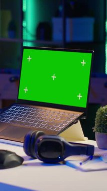 Html kodu eklemek için bilişim dili ile çalışan, terminal penceresindeki kopyalama alanının yanında yazılım optimizasyonunu yöneten dikey video sistemi yöneticisi. Güvenliği yöneten serbest çalışan kodlayıcı