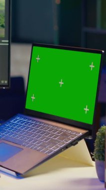 Dikey Video Videograf yeşil ekranın yanında görüntü ve çerçeveleri düzenlemek için renk düzeltmesi üzerinde çalışarak montaj üzerinde görsel efektler yaratıyor. Freelancer içerik düzenleyici bilgisayardaki klipleri düzenliyor