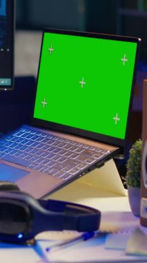 Dikey Video Afro-Amerikan web geliştiricisi bilgisayar ve yazma kodlarını kullanarak terminal penceresinde programlama dili üzerinde çalışıyor. Siyah adam evden çalışıyor, yazılımı izliyor.