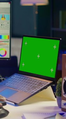 İzole edilmiş maket ekranın yanında gerekli dijital araçları kullanan dikey video erkek grafik sanatçısı, modern kurulumu sergileyen profesyonel tasarım çalışması. Gelişmiş fotoğraf düzenleme gösteren tasarımcı