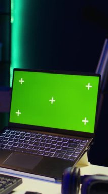 Dikey Video Afro-Amerikan web geliştiricisi bilgisayar ve yazma kodlarını kullanarak terminal penceresinde programlama dili üzerinde çalışıyor. Siyah adam evden çalışıyor, yazılımı izliyor.