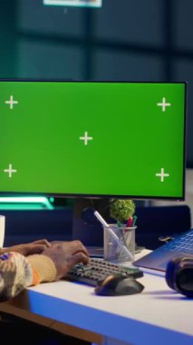 Terminal pencerede dikey video, sunucu teknisyeni optimize programı ve yeşil ekranın yanında, HTML etiketlerini IT teknik diline entegre ediyor. Serbest çalışan yazılım uzmanı tarafından işletilen veritabanı